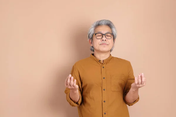 Talet Vuxen Asiatisk Man Med Gul Skjorta Står Den Bruna — Stockfoto