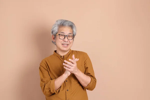 Homem Asiático Adulto Dos Anos Com Camisa Amarela Fundo Marrom — Fotografia de Stock