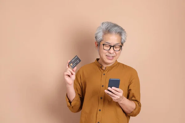 Les Années Homme Asiatique Adulte Avec Chemise Jaune Debout Sur — Photo