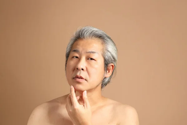 Évekbeli Ázsiai Férfi Portré Barna Háttérrel Tiszta Arcbőrt Mutat — Stock Fotó