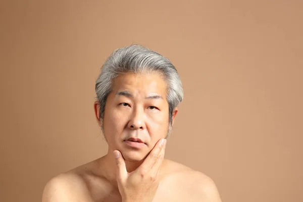 Évekbeli Ázsiai Férfi Portré Barna Háttérrel Tiszta Arcbőrt Mutat — Stock Fotó
