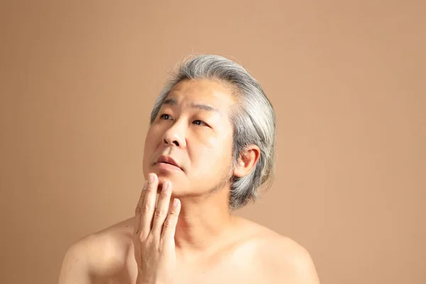 Dorosły Azjata Portret Mężczyzny Brązowym Tłem Pokazuje Czystą Skórę Twarzy — Zdjęcie stockowe