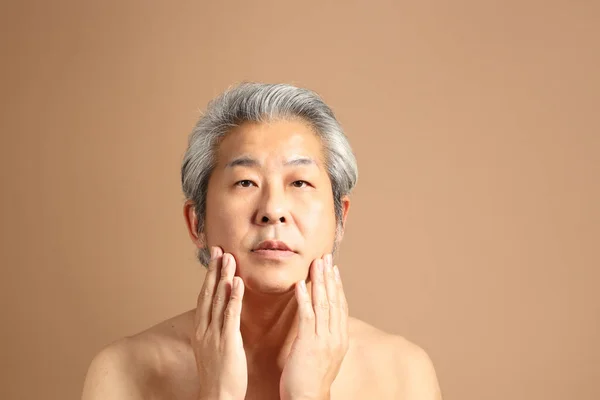 Anos Adulto Asiático Homem Retrato Com Fundo Marrom Mostrando Limpo — Fotografia de Stock