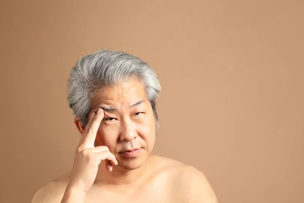 40岁的亚洲男子画像 背景为褐色 面部皮肤洁白 — 图库照片