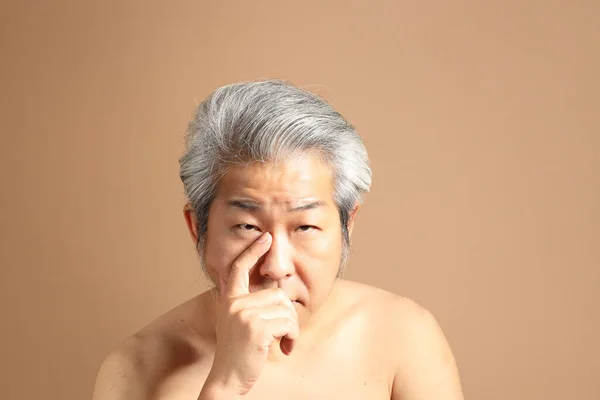 40岁的亚洲男子画像 背景为褐色 面部皮肤洁白 — 图库照片