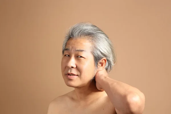 40S Adulto Asiatico Uomo Ritratto Con Marrone Sfondo Mostrando Pulito — Foto Stock