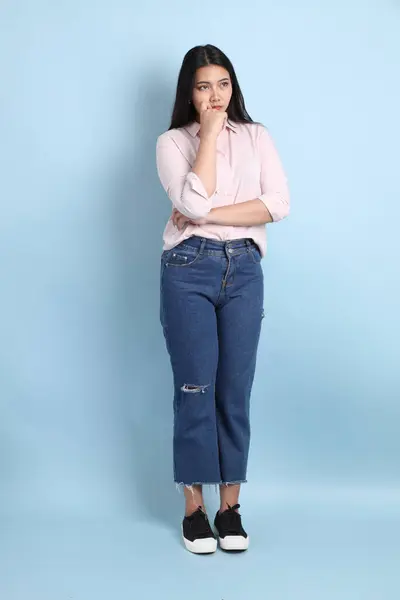 Aasialainen Nainen Rento Vaatteita Seisoo Sinisellä Taustalla — kuvapankkivalokuva
