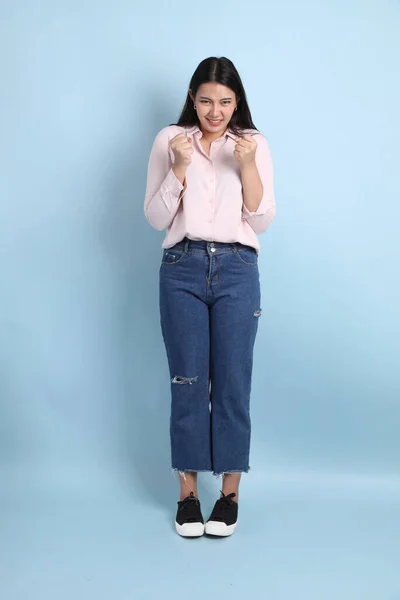 Aasialainen Nainen Rento Vaatteita Seisoo Sinisellä Taustalla — kuvapankkivalokuva