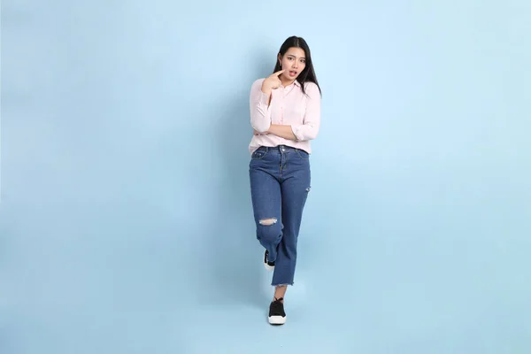 Die Asiatin Lässiger Kleidung Steht Auf Blauem Hintergrund — Stockfoto