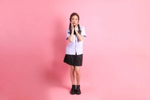 Das Asiatische Mädchen Thailändischer Studentenuniform Steht Auf Dem Rosa Hintergrund — Stockfoto