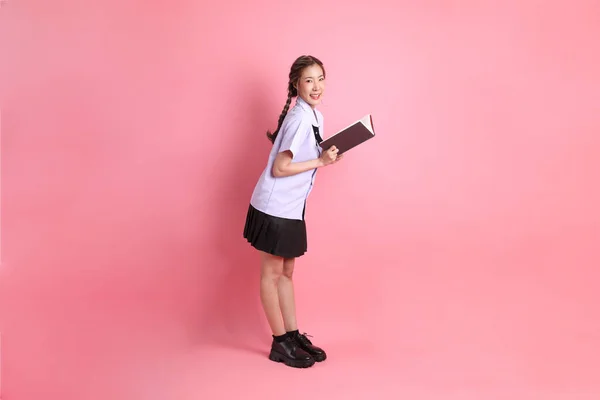 Pembe Arka Planda Duran Taylandlı Öğrenci Üniformalı Asyalı Kız — Stok fotoğraf