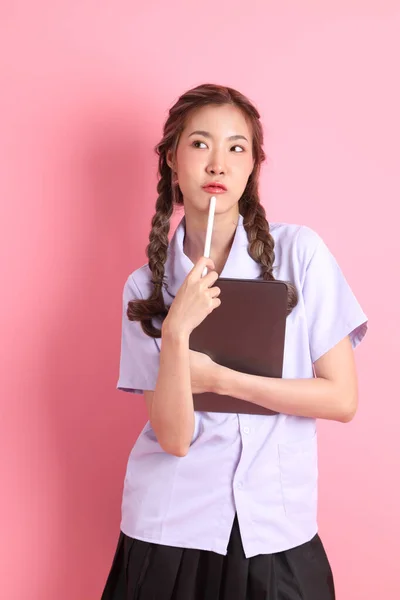 Menina Asiática Tailandês Estudante Uniforme Sobre Fundo Rosa — Fotografia de Stock