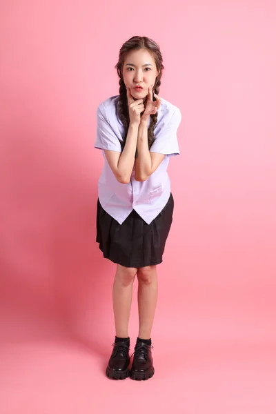 Азіатська Дівчина Тайській Студентській Формі Стоїть Рожевому Фоні — стокове фото