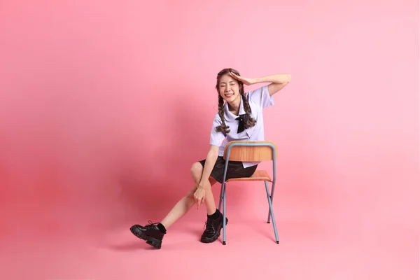 Chica Asiática Uniforme Estudiante Tailandés Sentado Silla Fondo Rosa —  Fotos de Stock