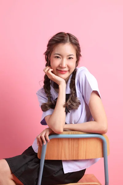 Das Asiatische Mädchen Thailändischer Studentenuniform Sitzt Auf Dem Stuhl Rosa — Stockfoto