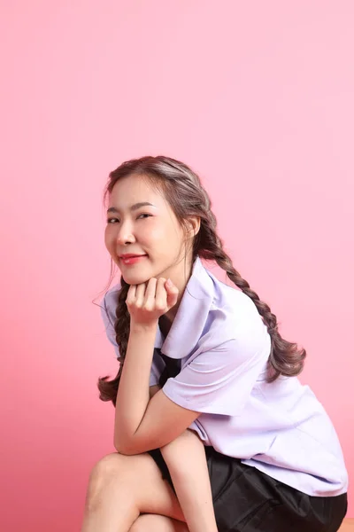 Chica Asiática Uniforme Estudiante Tailandés Sentado Silla Fondo Rosa — Foto de Stock