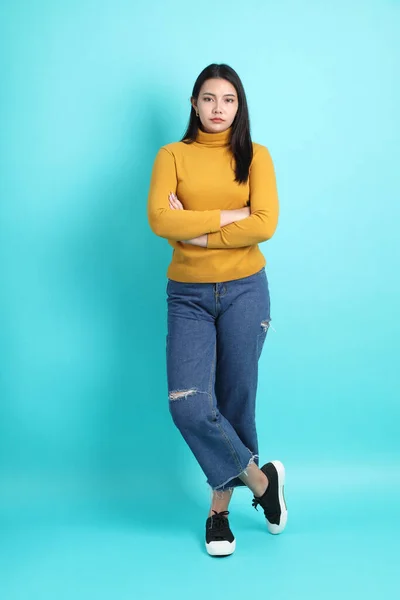 Aasialainen Nainen Rento Vaatteita Seisoo Vihreällä Taustalla — kuvapankkivalokuva