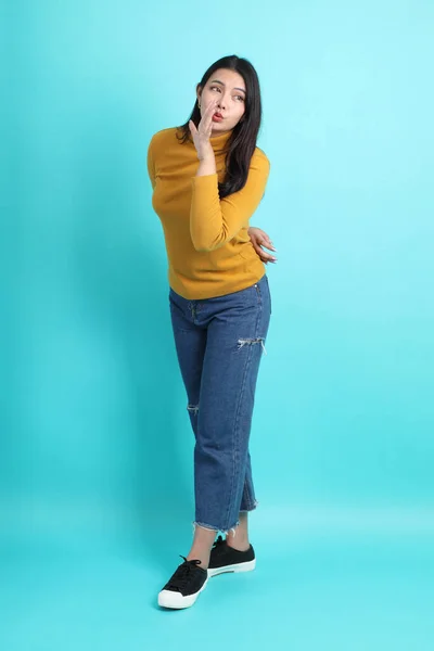 Aasialainen Nainen Rento Vaatteita Seisoo Vihreällä Taustalla — kuvapankkivalokuva