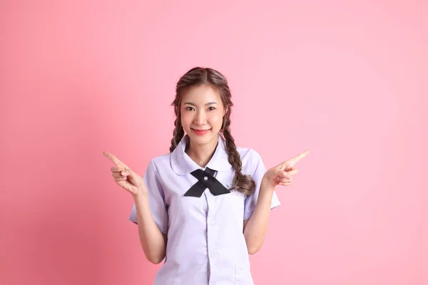 Das Asiatische Mädchen Thailändischer Studentenuniform Steht Auf Dem Rosa Hintergrund — Stockfoto