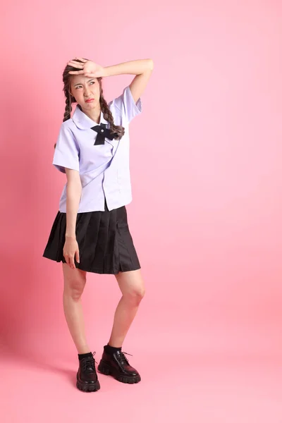 Den Asiatiska Flickan Thailändsk Studentuniform Stående Rosa Bakgrund — Stockfoto