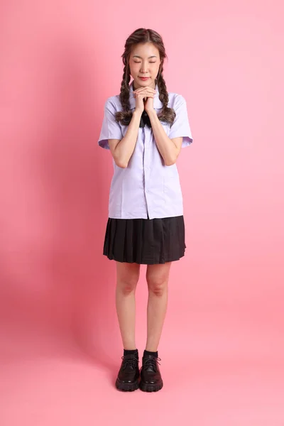 Den Asiatiska Flickan Thailändsk Studentuniform Stående Rosa Bakgrund — Stockfoto