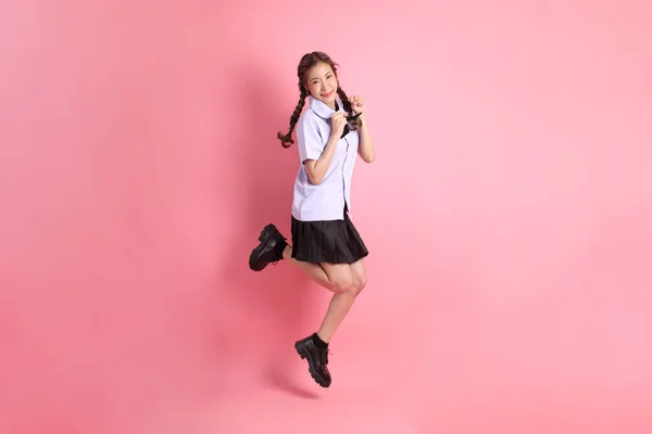 Азіатська Дівчина Тайській Студентській Формі Стоїть Рожевому Фоні — стокове фото