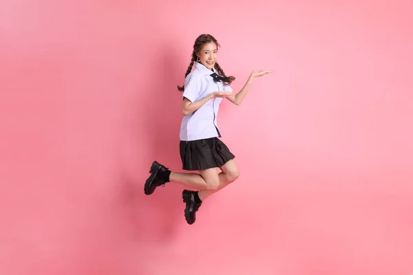 Den Asiatiska Flickan Thailändsk Studentuniform Stående Rosa Bakgrund — Stockfoto