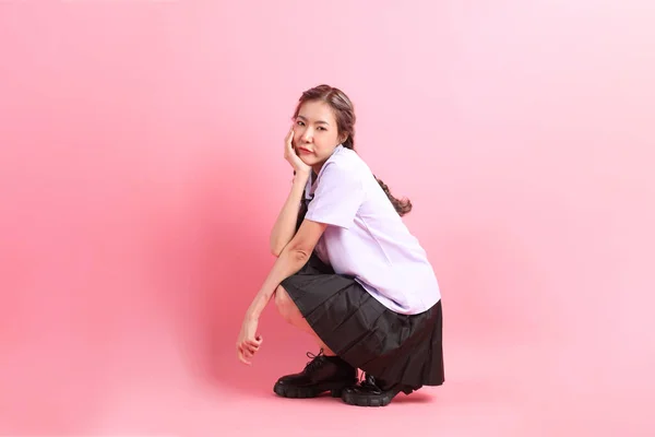 Asijské Dívka Thajské Studentské Uniformě Sedí Růžovém Pozadí — Stock fotografie