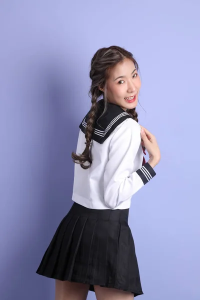 Chica Asiática Uniforme Estudiante Japonés Pie Sobre Fondo Púrpura — Foto de Stock
