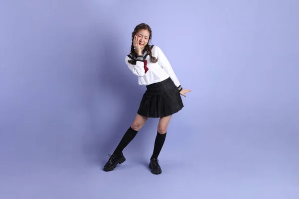 Das Asiatische Mädchen Japanischer Studentenuniform Steht Auf Dem Lila Hintergrund — Stockfoto