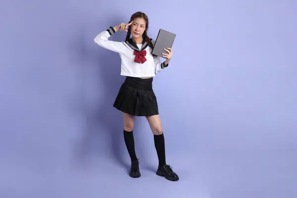 Chica Asiática Uniforme Estudiante Japonés Pie Sobre Fondo Púrpura —  Fotos de Stock