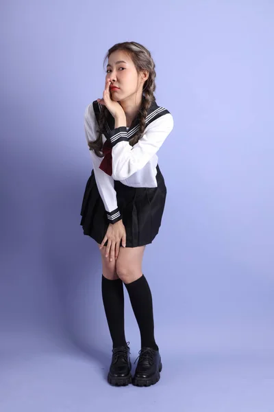 Menina Asiática Uniforme Estudantil Japonês Fundo Roxo — Fotografia de Stock