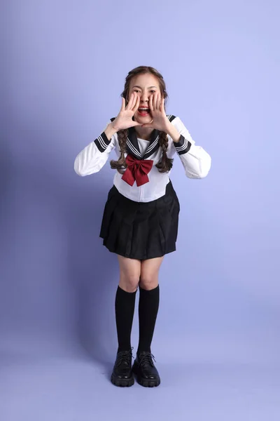 Ragazza Asiatica Uniforme Studentesca Giapponese Piedi Sullo Sfondo Viola — Foto Stock