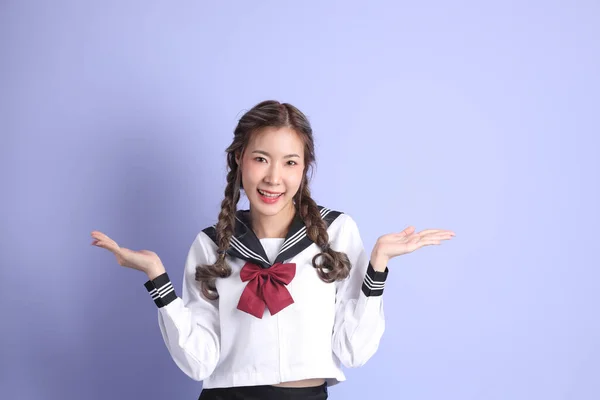 Het Aziatisch Meisje Japans Student Uniform Staan Paarse Achtergrond — Stockfoto