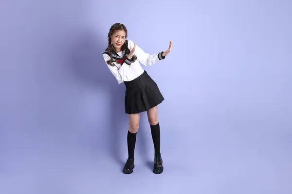 Den Asiatiska Flickan Japanska Student Uniform Stående Den Lila Bakgrunden — Stockfoto