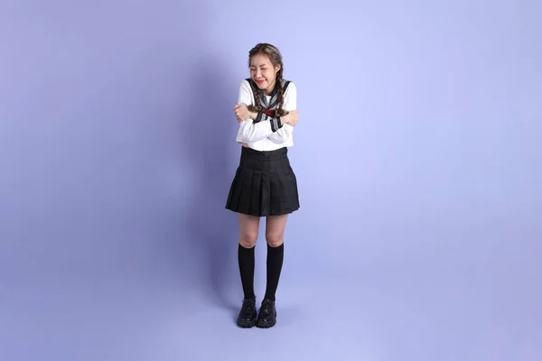 Menina Asiática Uniforme Estudantil Japonês Fundo Roxo — Fotografia de Stock