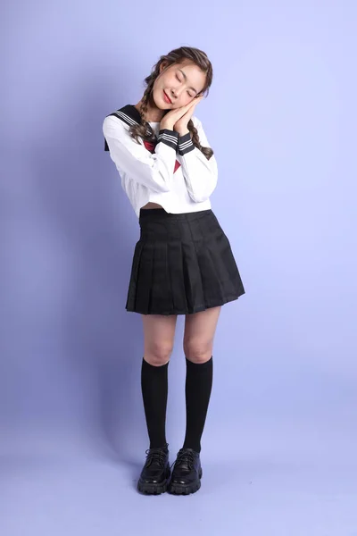 Chica Asiática Uniforme Estudiante Japonés Pie Sobre Fondo Púrpura — Foto de Stock