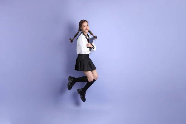 Den Asiatiska Flickan Japanska Student Uniform Stående Den Lila Bakgrunden — Stockfoto