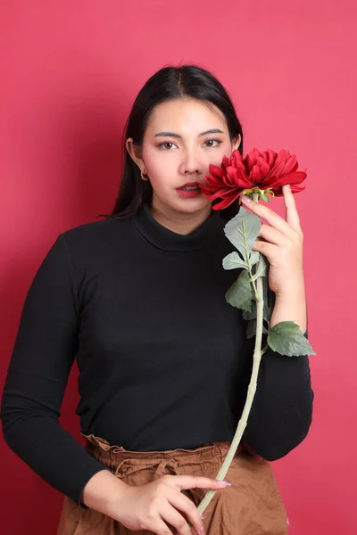 Femme Asiatique Avec Couleur Noire Habillée Debout Sur Fond Rouge — Photo