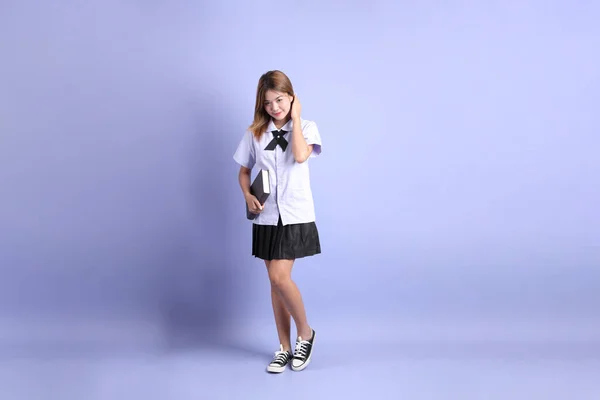 Азіатська Дівчина Тайській Студентській Формі Стоїть Фіолетовому Фоні — стокове фото