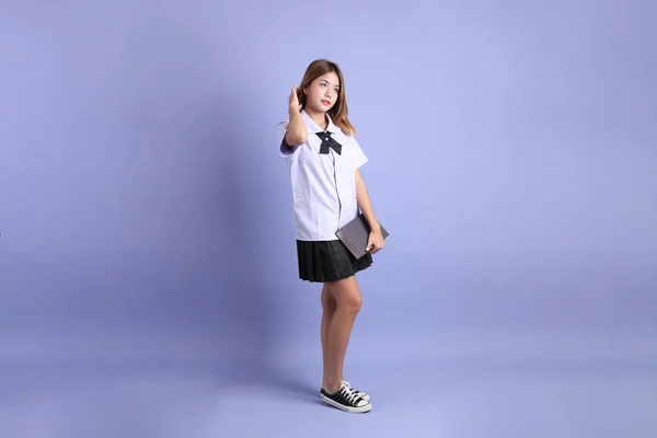 Chica Asiática Uniforme Estudiante Tailandés Pie Sobre Fondo Púrpura —  Fotos de Stock