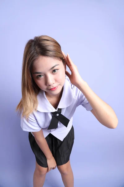 Chica Asiática Uniforme Estudiante Tailandés Pie Sobre Fondo Púrpura — Foto de Stock