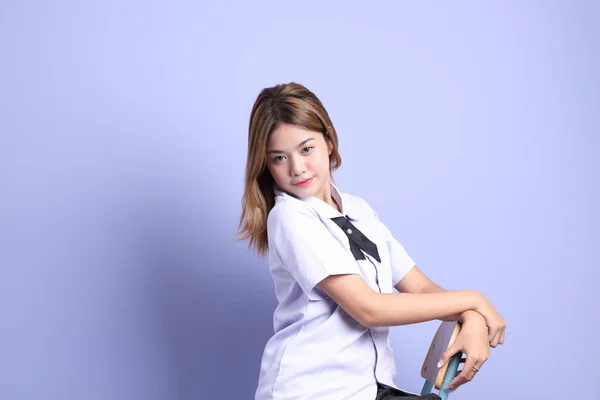 Chica Asiática Con Uniforme Estudiante Tailandés Sentada Silla Sobre Fondo —  Fotos de Stock