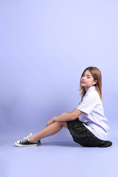 Chica Asiática Tailandés Estudiante Uniforme Sentado Piso Púrpura Fondo — Foto de Stock
