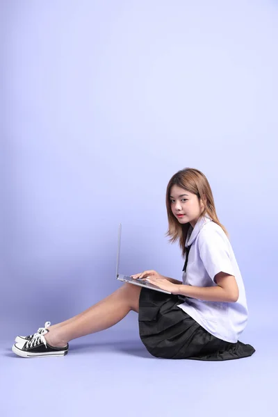 Chica Asiática Tailandés Estudiante Uniforme Sentado Piso Púrpura Fondo — Foto de Stock