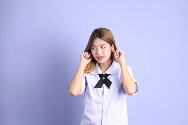 Chica Asiática Uniforme Estudiante Tailandés Pie Sobre Fondo Púrpura —  Fotos de Stock