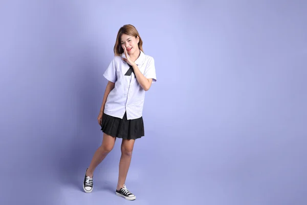 Ázsiai Lány Thai Diák Egyenruha Áll Lila Háttér — Stock Fotó