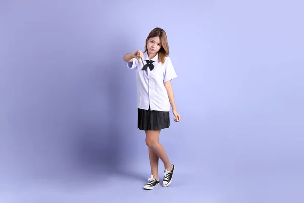 Den Asiatiska Flickan Thailändsk Student Uniform Stående Den Lila Bakgrunden — Stockfoto