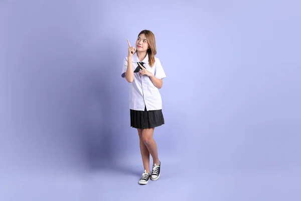 Menina Asiática Tailandês Estudante Uniforme Sobre Fundo Roxo — Fotografia de Stock