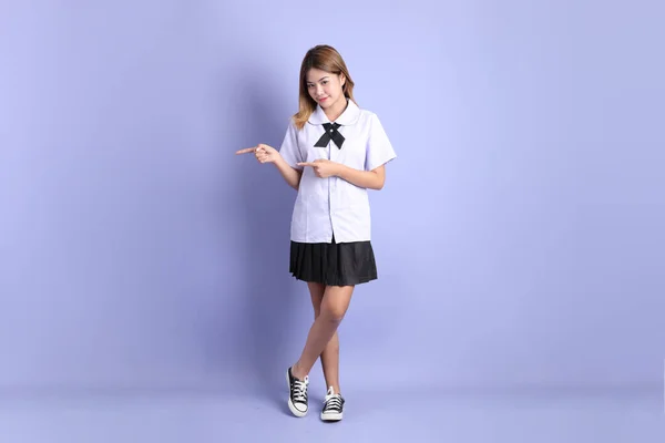 Het Aziatisch Meisje Thai Student Uniform Staan Paarse Achtergrond — Stockfoto